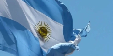 Con parlantes en el techo, una familia de San Genaro invita a cantar el himno todas las noches