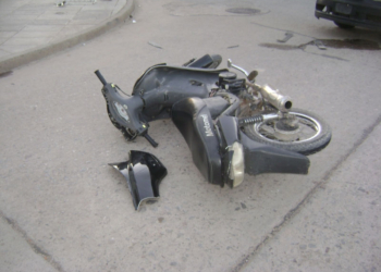 Un joven cayó de su moto al colisionar con un perro