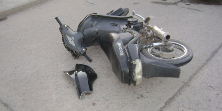 Un joven cayó de su moto al colisionar con un perro