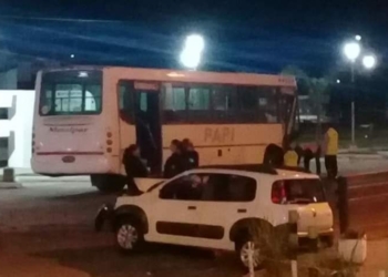 Ruta 11: fuerte choque entre un colectivo lleno y un auto