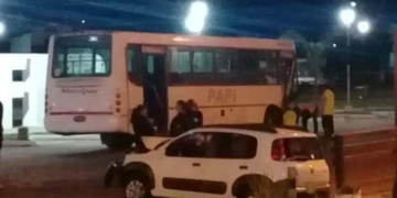 Ruta 11: fuerte choque entre un colectivo lleno y un auto
