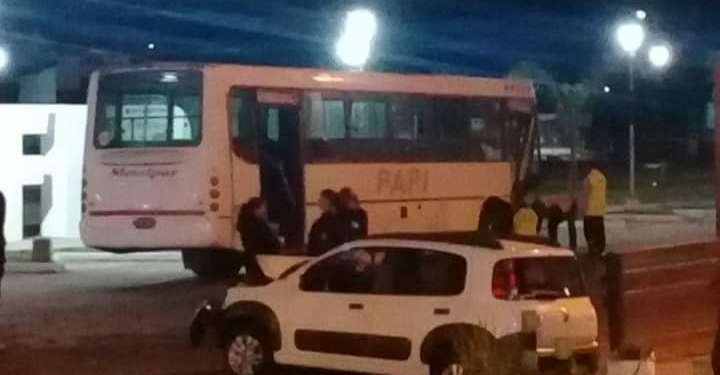 Ruta 11: fuerte choque entre un colectivo lleno y un auto