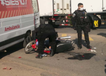 Dos heridos en un accidente entre una moto y un peatón sobre Ruta 11