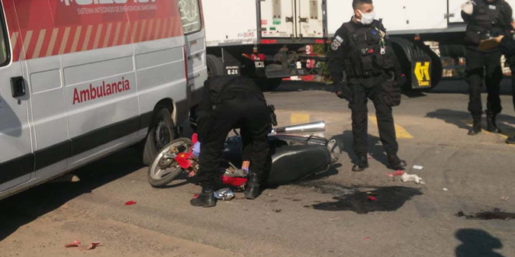 Dos heridos en un accidente entre una moto y un peatón sobre Ruta 11