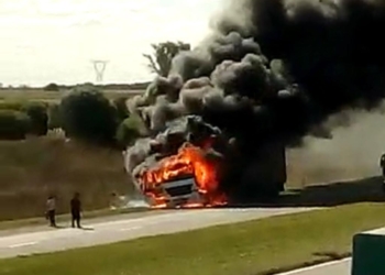 El fuego consumió a un camión sobre autopista en Barrancas