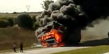 El fuego consumió a un camión sobre autopista en Barrancas