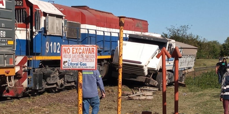 Milagro en las vías: un camionero fue embestido por el tren