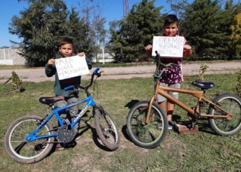 Emocionante: dos niños de Oliveros venden sus bicis para comprar y donar alimentos