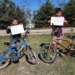 Emocionante: dos niños de Oliveros venden sus bicis para comprar y donar alimentos