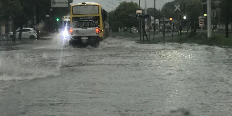 En medio del temporal, renovaron el alerta por lluvia, tormenta y vientos fuertes