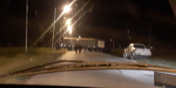 Un camión quedó cruzado sobre Ruta 11 y bloqueó el tránsito