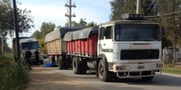 Accidente fatal: un camionero murió atropellado por otro