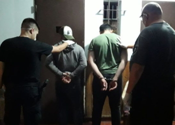 Dos jóvenes hablaban en las calles de Barrancas a la medianoche y fueron detenidos