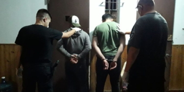 Dos jóvenes hablaban en las calles de Barrancas a la medianoche y fueron detenidos