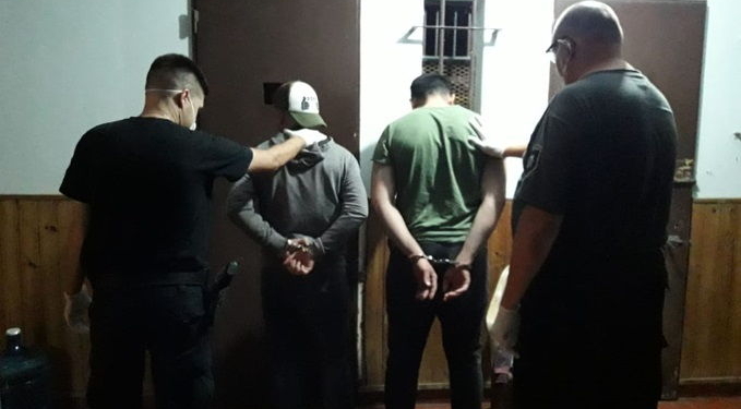 Dos jóvenes hablaban en las calles de Barrancas a la medianoche y fueron detenidos