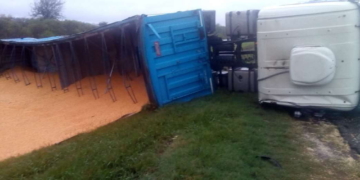 Un móvil policial y un camión colisionaron en autopista