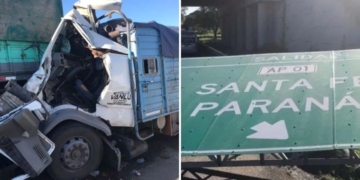 Fuerte impacto entre camiones terminó con un cartel derribado en autopista