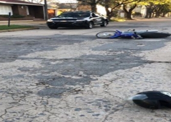 Impactó contra el cordón, cayó de su moto y sufrió fractura de maxilar