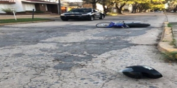 Impactó contra el cordón, cayó de su moto y sufrió fractura de maxilar
