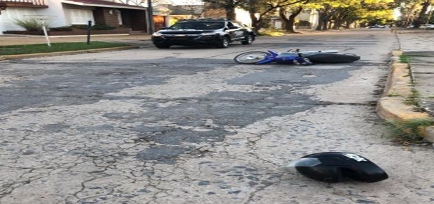 Impactó contra el cordón, cayó de su moto y sufrió fractura de maxilar