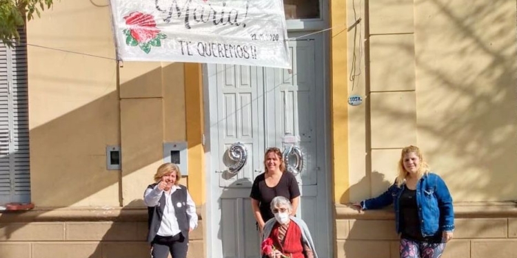 María es de Totoras, cumplió 90 años y fue sorprendida por vecinos