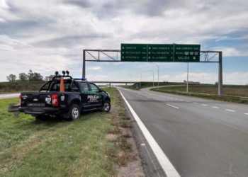 Detuvieron a un hombre caminando a la vera de la autopista
