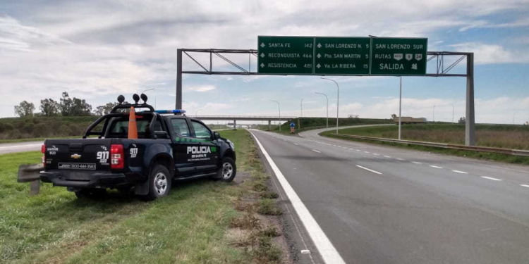Detuvieron a un hombre caminando a la vera de la autopista