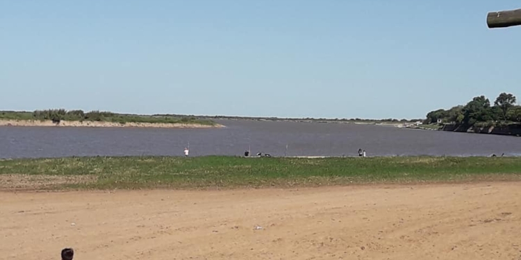 Fueron a ver la bajante del río en Puerto Aragón y quedaron detenidos