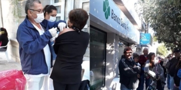 Serodino: barbijos, sillas y hasta vacunación en la fila del banco