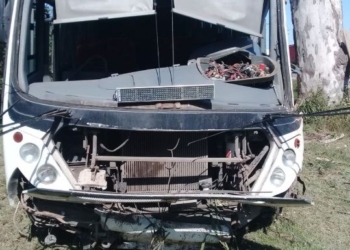 Timbúes: fuerte impacto entre un colectivo y un auto en el que viajaba una mujer embarazada