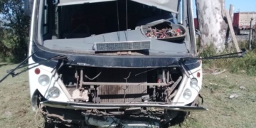 Timbúes: fuerte impacto entre un colectivo y un auto en el que viajaba una mujer embarazada