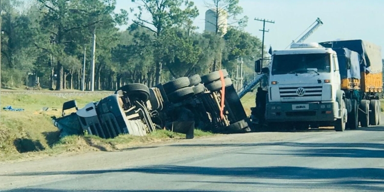 Timbúes: quiso adelantarse por la banquina y cayó a la cuneta