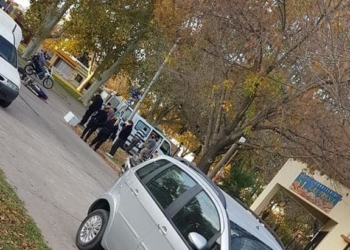 Fuerte choque en Totoras: impactaron un auto y un delivery en moto