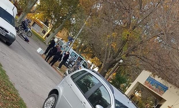 Fuerte choque en Totoras: impactaron un auto y un delivery en moto