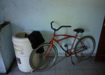 Huía de la policía en bicicleta con un lavarropas sobre su espalda