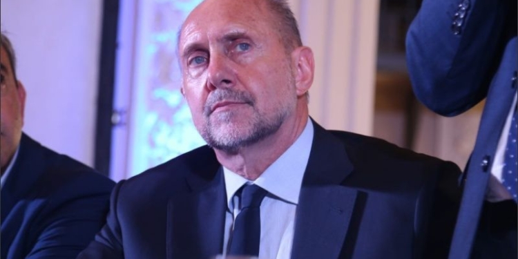 Perotti se redujo el sueldo a la mitad y su gabinete un 40%