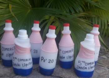 Estudiantes solidarios: alumnos de Serodino y Totoras elaboran jabón líquido para donar