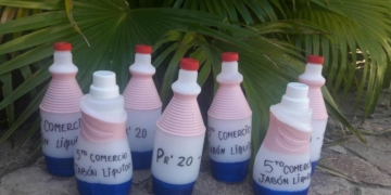 Estudiantes solidarios: alumnos de Serodino y Totoras elaboran jabón líquido para donar