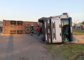 Un camión volcó sobre la Ruta 34 en el ingreso a Centeno