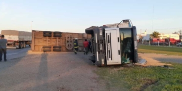 Un camión volcó sobre la Ruta 34 en el ingreso a Centeno
