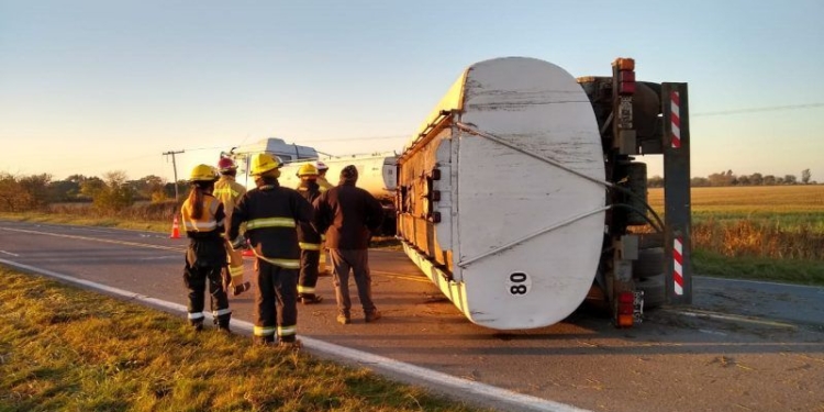 Un camión cisterna volcó entre San Genaro y Díaz