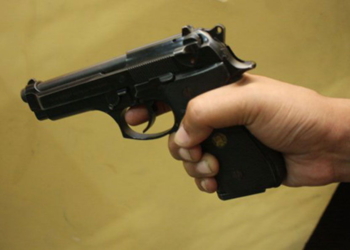 Irrumpieron en su casa y le dispararon cerca del pecho