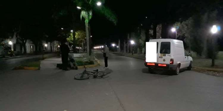 Una bicicleta y un utilitario colisionaron en una esquina de Barrancas