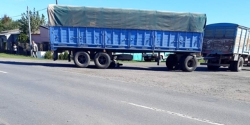 Una moto terminó debajo de un camión en Ruta 11 y su conductor con heridas leves