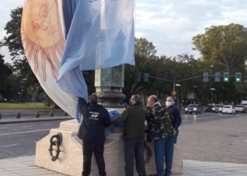 Ex combatiente de Gaboto izó la bandera en el Monumento: «La defiendo a capa y espada»