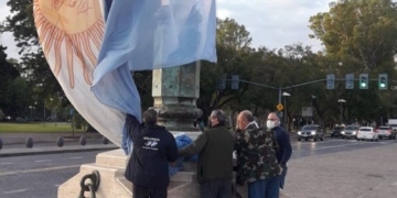 Ex combatiente de Gaboto izó la bandera en el Monumento: «La defiendo a capa y espada»
