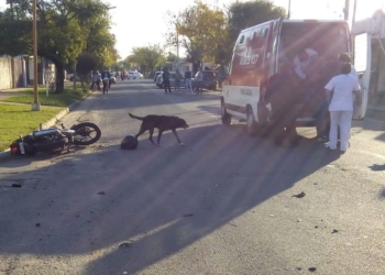 Dos jóvenes heridos tras chocar con un auto que huyó del lugar