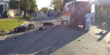 Dos jóvenes heridos tras chocar con un auto que huyó del lugar