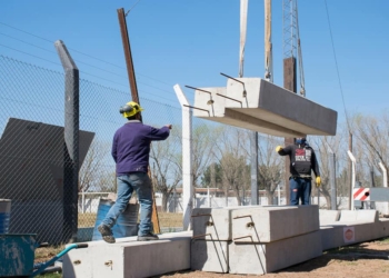 Timbuense comenzó la construcción de la tribuna en su cancha de fútbol