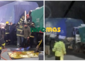 Un camión impactó contra otro en el peaje de autopista: un chofer atrapado